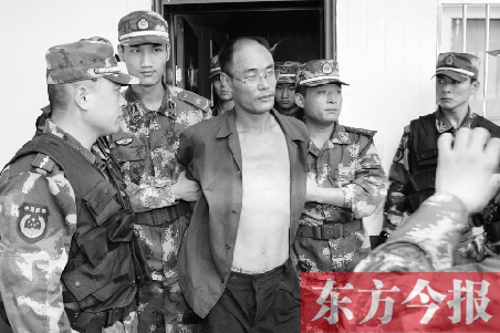 7月27日13時(shí)50分許，駐馬店市西平縣的“7·25”連環(huán)殺人案犯罪嫌疑人丁金華（左三）在禹州落網(wǎng)