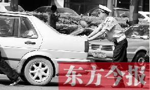 一輛車壞在了路中間，執(zhí)勤交警幫推車
