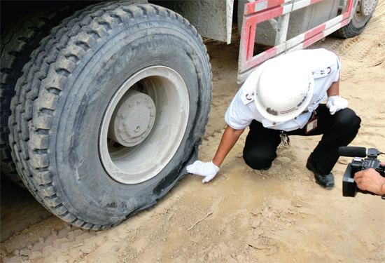 8月3日，棉紡路與六廠前街交叉口附近一輛水泥罐車突然爆胎，路邊一輛電動車被沖擊波震翻報廢
