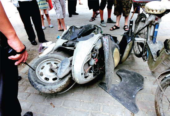 8月3日，棉紡路與六廠前街交叉口附近一輛水泥罐車突然爆胎，路邊一輛電動車被沖擊波震翻報廢