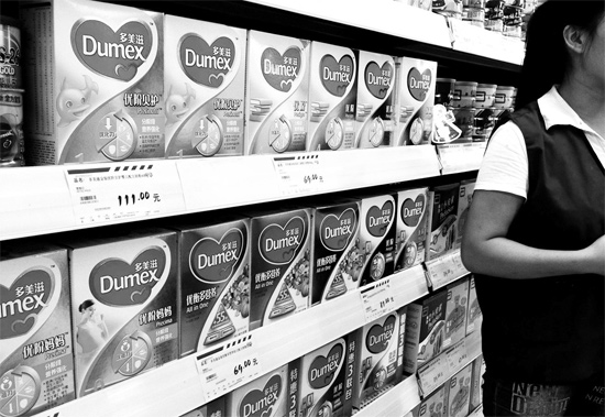 5日，鄭州一家超市內，多美滋其他階段奶粉仍在售，但無人問津