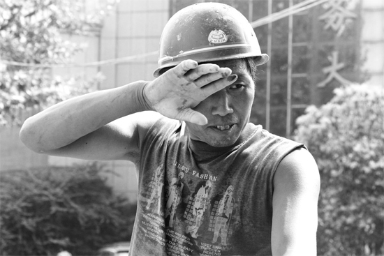 昨日，濟(jì)源市市政工人王紅旗在揮汗工作