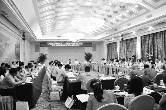 產(chǎn)業(yè)集聚區(qū)會(huì)議現(xiàn)場(chǎng)，各位專家學(xué)者對(duì)河南產(chǎn)業(yè)集聚區(qū)的發(fā)展建言獻(xiàn)策