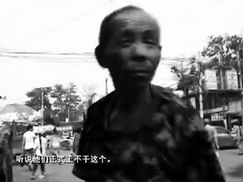 視頻中的男子面對鏡頭發(fā)泄心中的不滿：不合理，明擺著剝削人