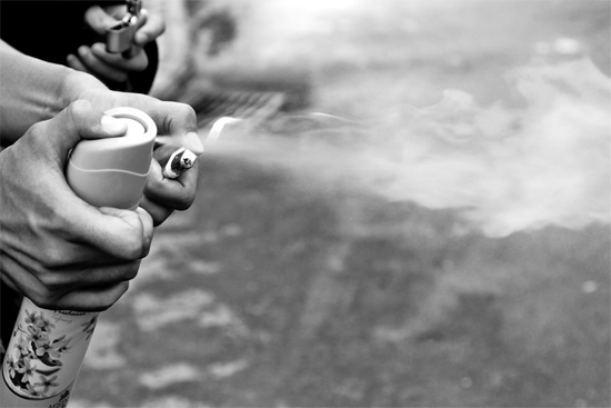 用打火機(jī)試著點(diǎn)燃?xì)⑾x(chóng)氣霧劑噴出的氣霧