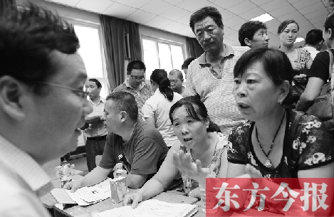 帶著孩子小升初的諸多疑問，眾多家長（右）向教育部門咨詢