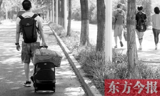 滿載著家人的希望，沿著學(xué)校的路標(biāo)，鄭州大學(xué)新生入學(xué)了，一位新生自己帶著行李來報(bào)到