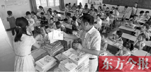 昨天是鄭州市中小學正式開學第一天，圖為某小學的孩子們正在免費領取新課本