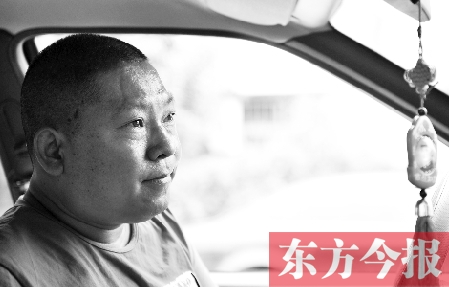 鄧太和帶父親去看病，兩天都沒打開過出租車后備廂