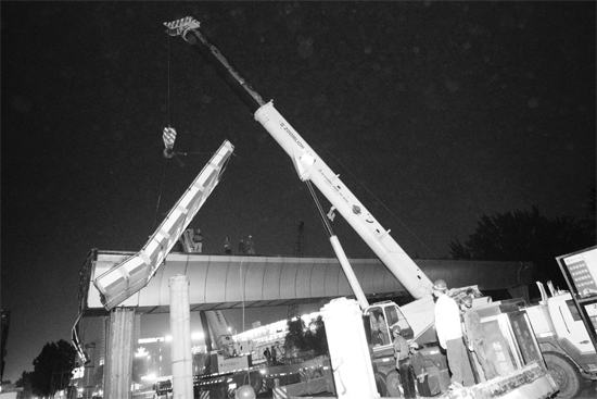 昨日凌晨，鄭州市動物園天橋徹底拆除