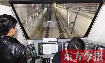 為了地鐵一號(hào)線在年底按期投入試運(yùn)營(yíng)，大家正在緊張調(diào)試