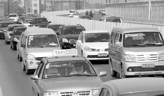 上午11點，鄭州市京廣快速路由北向南的路段已經(jīng)開始擁堵，要是早晚高峰，更是堵得走不成