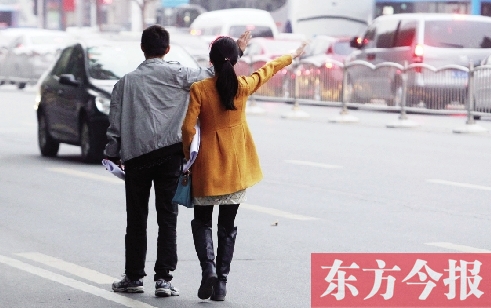 昨日下午5時(shí)30分，鄭州市花園路口公交站，一對(duì)青年正焦急等車(chē)