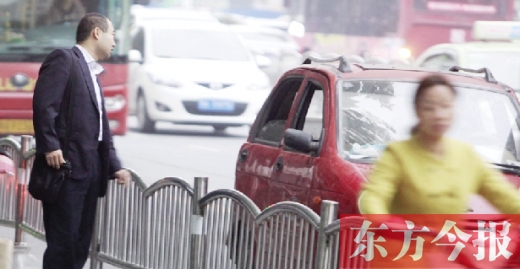 昨日下午5點(diǎn)40分，一男子久久未等到出租車，一輛“黑三輪”車主便和他搭訕