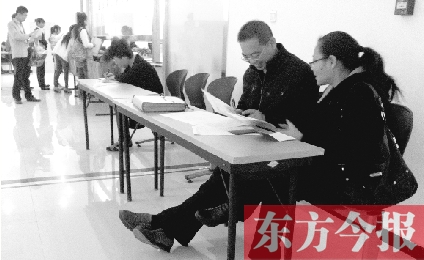 　　10月16日，鄭州市社保中心辦事大廳，新增的桌椅方便了前來(lái)辦理手續(xù)的市民