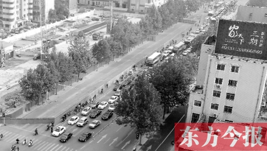 圍擋設(shè)置首日，人們騎車緩慢通行