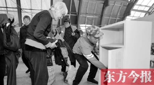 11月5日，孫德坤把棉衣送到今報的一處“愛有所衣”站點