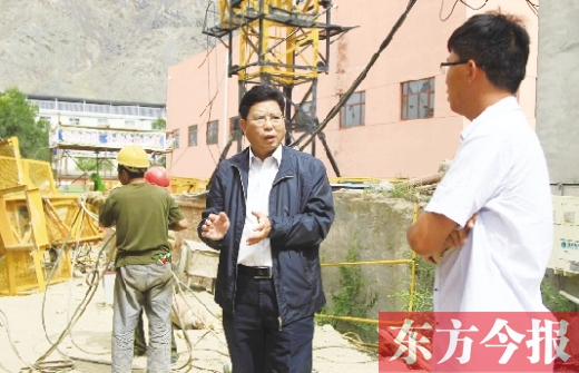 新鄉(xiāng)市援疆前方指揮部指揮長、伊吾縣委副書記鄭援越（中）深入一線調(diào)研