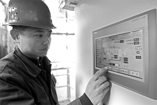 宗希明在“政七街煤改氣項(xiàng)目” 工程工地。高科技完全取代了老式燃煤鍋爐笨重、復(fù)雜的管理和控制