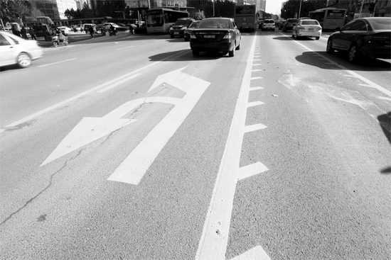昨日，鄭州市金水路未來路口的“魚刺”車道，好多司機不知道咋走