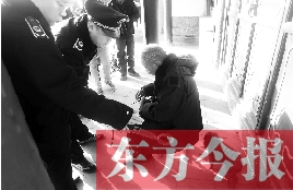 昨日，鄭州市管城區(qū)執(zhí)法局對轄區(qū)一只狗狗檢查是否辦過證 東方今報(bào)首席記者 劉棟杰 攝