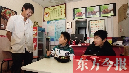 11月30日，鄭州市81中的兩位學(xué)生用勞動為自己掙了一頓中午飯，心里很高興