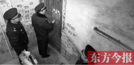 12月3日，鄭州市隴海路。執(zhí)法人員欲進入一戶未辦狗證的居民家中，強行將狗帶走