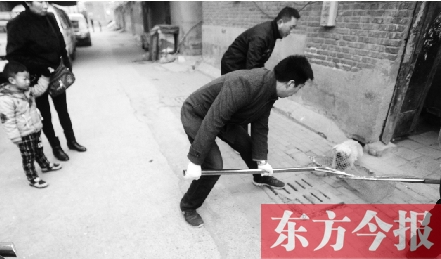 12月3日，鄭州市隴海路。執(zhí)法人員對一只“辦了證卻不系繩”的狗進行捕捉