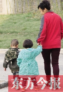 男孩兒姓“鄭”，女孩兒姓“周”（取“州”諧音），即“鄭州”之意，這一取名法得到了認(rèn)可