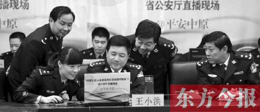 省公安廳廳長王小洪（中）和微博網(wǎng)友在進行交談，發(fā)現(xiàn)問題現(xiàn)場馬上解決