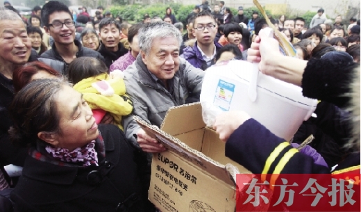 昨日，鄭州金源第一城小區(qū)。除了能領(lǐng)到地鐵試乘劵，還有獎(jiǎng)品可拿