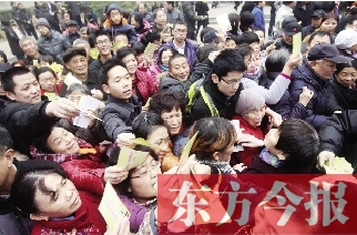昨日，鄭州金源第一城小區(qū)。小區(qū)居民迫不及待地將自己為鄭州地鐵寫(xiě)下的祝福語(yǔ)放進(jìn)抽獎(jiǎng)箱