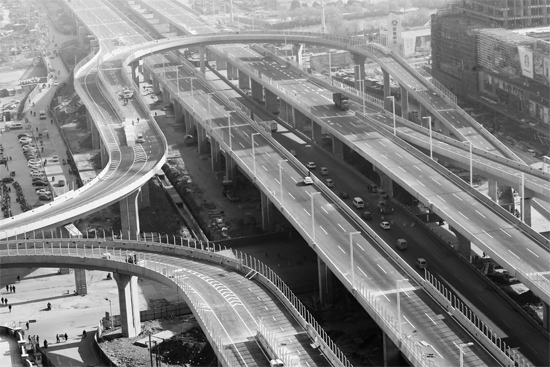 昨日，已經開始施劃交通標線的鄭州市三環(huán)快速路北環(huán)高架橋部分