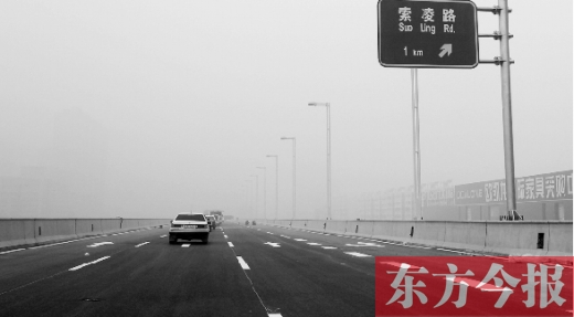 昨天上午，東方今報(bào)記者跟隨鄭州市交巡警部門，提前探路已具備通車條件的鄭州市三環(huán)快速路