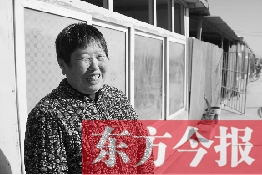 在京水村的臨時過渡區(qū)內(nèi)，一位大媽在儲存大白菜