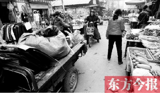 和所有的都市村莊一樣，老鴉陳也充滿著形形色色的人，窄窄的巷子因占道經(jīng)營(yíng)變得更加狹窄