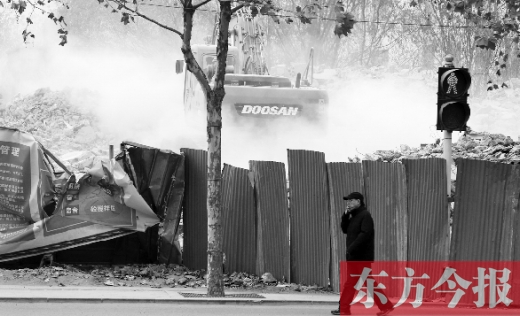 昨日，鄭州市未來(lái)路與緯四路交叉口一工地施工不除塵，加重了空氣污染