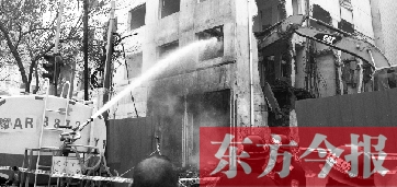 昨天早上8點(diǎn)半，鄭州市農(nóng)業(yè)路一拆遷工地，用兩臺(tái)噴水車噴水除塵，有效地阻止了施工揚(yáng)塵