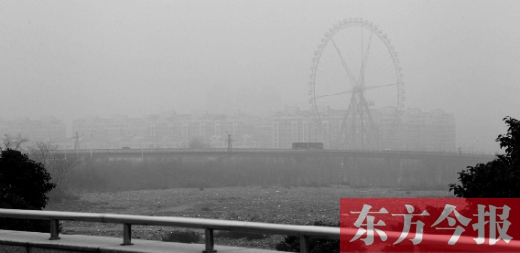 我看！我再看！我都看不見世紀(jì)歡樂園的巨大摩天輪了，送孩子上學(xué)的路，真快看不清了