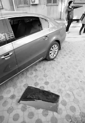 12月12日，鄭州市東明路11號院被砸壞車窗盜取財物的車輛