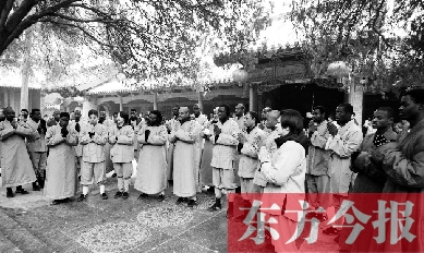 20名非洲洋弟子領(lǐng)取結(jié)業(yè)證書前，虔誠聆聽少林寺方丈禪語