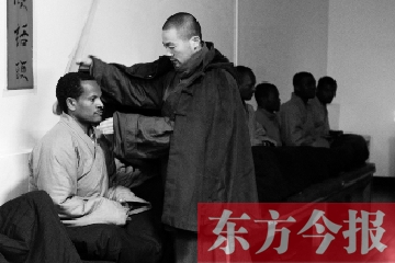 少林功夫講究禪武合一，坐禪當然少不了,別看就是坐坐，姿勢都要師傅教