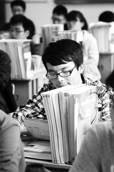 一所學(xué)校的高三學(xué)生正在加班加點復(fù)習(xí)，不少同學(xué)都開始為自主招生報名忙活了