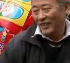 采訪我先買個(gè)氣球吧！大爺霸氣回答