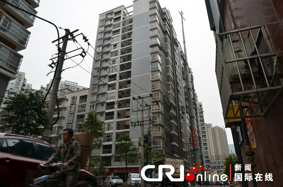 2013年4月2日，四川達(dá)城，電線桿足足有19層樓高，而且離小區(qū)住戶的房屋很近。圖片來源:張?bào)K/CF