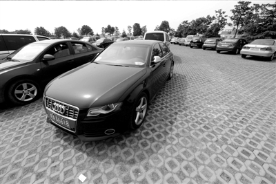 3月30日，掛有AZG(安徽政府公務(wù)的拼音縮寫）通行證的車輛停放在合肥市小蜀山公墓停車場內(nèi)。