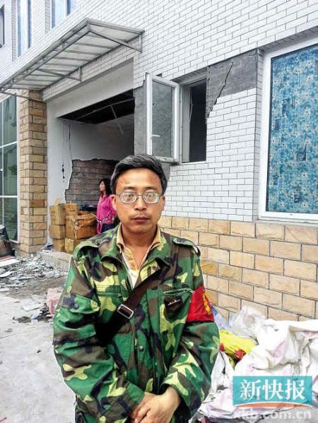 被免副鄉(xiāng)長楊成毅成災區(qū)首位免職干部，接受新快報記者采訪時稱：“服從組織決定，大難當前官位不要緊”