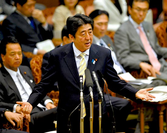 23日，安倍在參議院預算委員會發(fā)表講話。