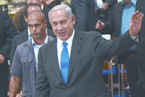 經(jīng)以總理內(nèi)塔尼亞胡主持的內(nèi)閣秘密會議決定，以空軍接連對敘利亞多處目標實施空襲。圖為內(nèi)塔尼亞胡5日出席內(nèi)閣會議。