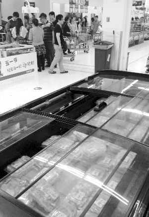 新街口某超市羊肉卷柜臺(tái)無(wú)人問(wèn)津。